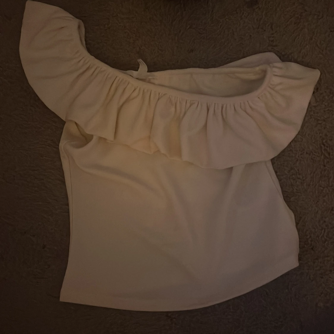 Vit offshoulder topp med volang