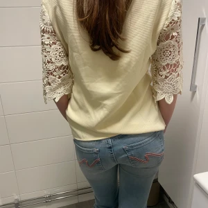 Gul topp med spetsärmar - Säljer en söt gul topp med vackra spetsärmar i blommönster. Toppen har en normal passform och trekvartsärmar som ger en romantisk touch. Perfekt för vår och sommar!💛💛