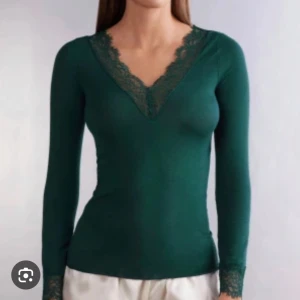 Intimissimi tröja - Elegant grön långärmad topp med v-ringad spetsdetalj vid halsen från intimissimi. Inga defekter❤️ säljer direkt för 300, nypris är ca 600kr