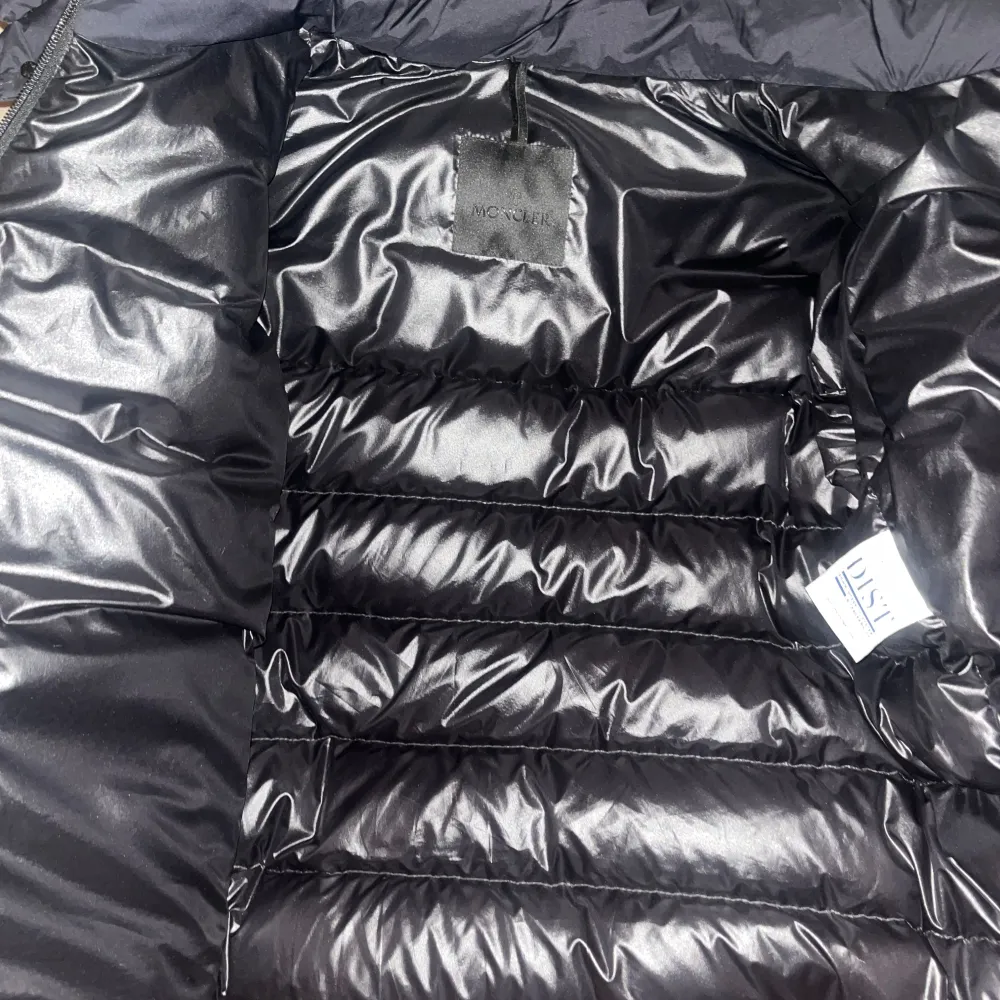 HELT 100% ÄKTA QR KOD SAMT LAPPARNA FINNS, KAN LÖSA MER BILDER I PM. Snygg svart dunjacka från Moncler med stor logga framtill. Jackan har en quiltad design och är långärmad med huva. Perfekt för kyliga dagar. 19500 NYPRIS, STEAL!. Takit.
