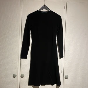 Ralph Lauren klänning - Svart Ralph lauren klänning som endast användts fåtal gånger! Om man är ca 160 så slutar den vid knät! Nypris var 2300kr!