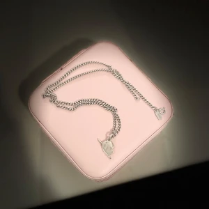 Maria Nilsdotter halsband!! - Så snyggt Maria örhänge med halvhjärta, har endast en del då jag och min kompis köpte tilsammans, det är sparsamt använt men har inga vidare defekter🥰🥰. Skriv vid frågor 😍😍