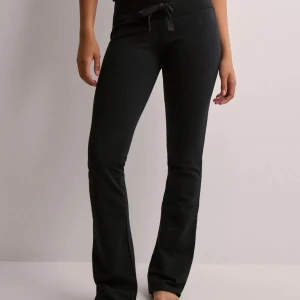 Nelly mjukis byxor - Jätte snygga och populära svarta mjukisbyxor från Nelly!! Mycket bekväma med snörning i midjan. *skulle säga att de passar de som har xs också jätte bra! Säljer för att de inte kommer till användning och har inga defekter alls!❤️PS: Pris kan diskuteras!❤️