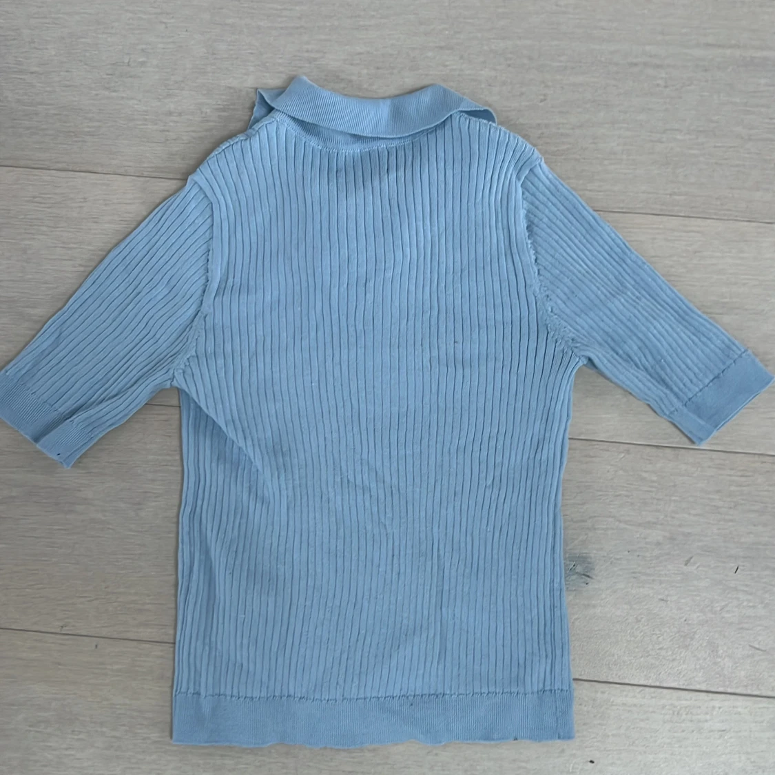 Ljusblå ribbad pikétröja från ONLY - 90