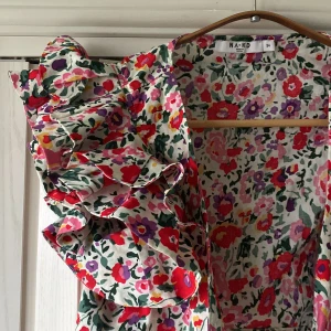 Volang topp - Blommig volangtopp som är helt oanvänd! Passar xs