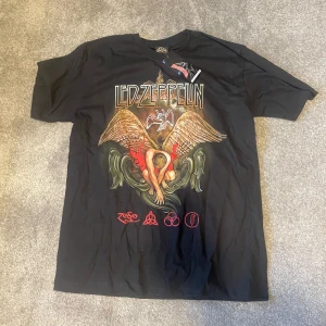 Svart Led Zeppelin t-shirt - Cool svart t-shirt med Led Zeppelin-tryck. Helt ny aldrig använd. 