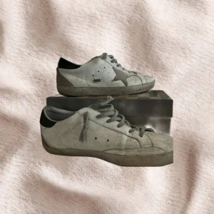 Golden goose - Säljer nu mina Golden Goose i bra skicka, skorna har några små defekter som att jag slagit av två tecken på sidan och ett jätte litet glap på sidan, där med priset. Skorna är inte tvättade på bilderna, dom är ledigt checkade på deras hemsida