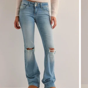 Ljusblå jeans med slitningar - Snygga ljusblå jeans med slitningar på knäna ifrån Nelly. De är bootcut och lågmidajde. De är fel storlek för mig och är därför bara använda en gång. Nypris 699 kr❣️