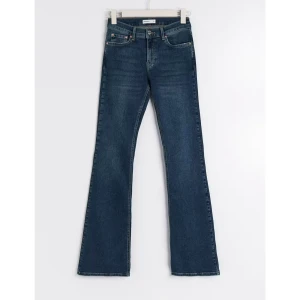 Blå bootcut jeans - Snygga blå bootcut jeans från Gina tricot. Bra skick, säljer på grund av att jag inte använder dom så ofta.