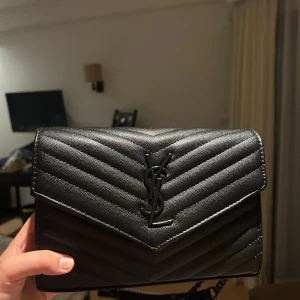 Svart trendig väska  - Snygg svart väska väldigt trendig. Aldrig använd och har inga defekter. Säljer för har två stycken ganska lika. 