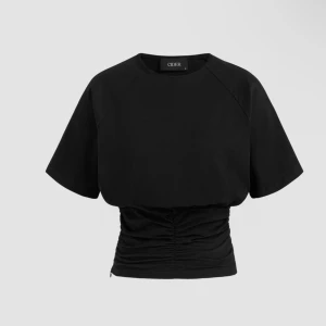 Svart kortärmad topp från Cider - Snygg svart topp från Cider med korta ärmar och rynkad midja. Perfekt för en stilren look.