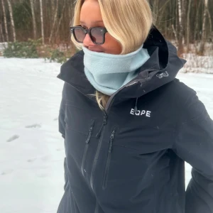 Ljusblå buff  - Säljer en supermjuk och bekväm buff som finns i flera färger: ljusblå, grå, turkos, svart och ljusrosa (kolla in min profil). Perfekt för att hålla dig varm under kyliga dagar. Den är enkel att matcha med olika outfits och ger en stilren look. De är handsydda i fleece material och perfekta inför skidsäsongen💕