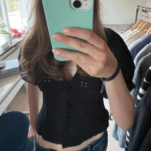 Svart kortärmad blus - Snygg svart blus med korta ärmar och knappar framtill. Bara använd två gånger och är i jättebra skick. 💙