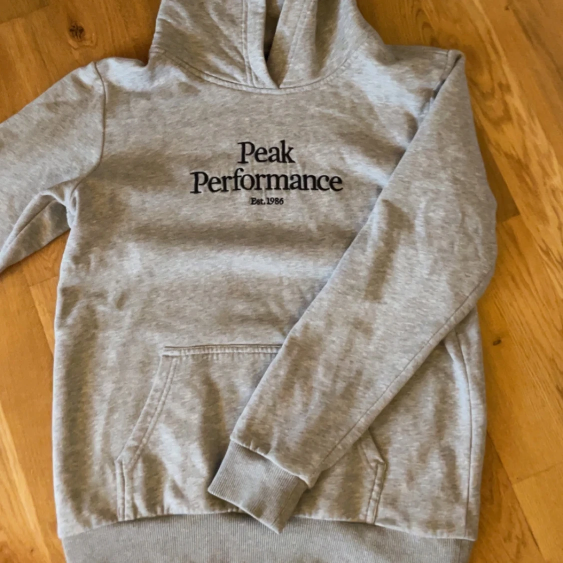 Grå hoodie från Peak Performance - 1
