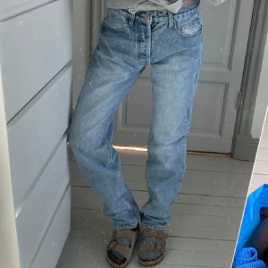 Brandy Melville low waisted Addison jeans - Vintage style, low waisted, lågmidja, I 100% bomull, straight cut. Nästan som nya, använd fåtal gånger.