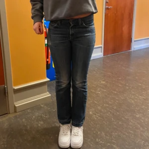 Blå jeans  - De är tyvärr för små för mig och kommer därför inte till användning 🩷🩷