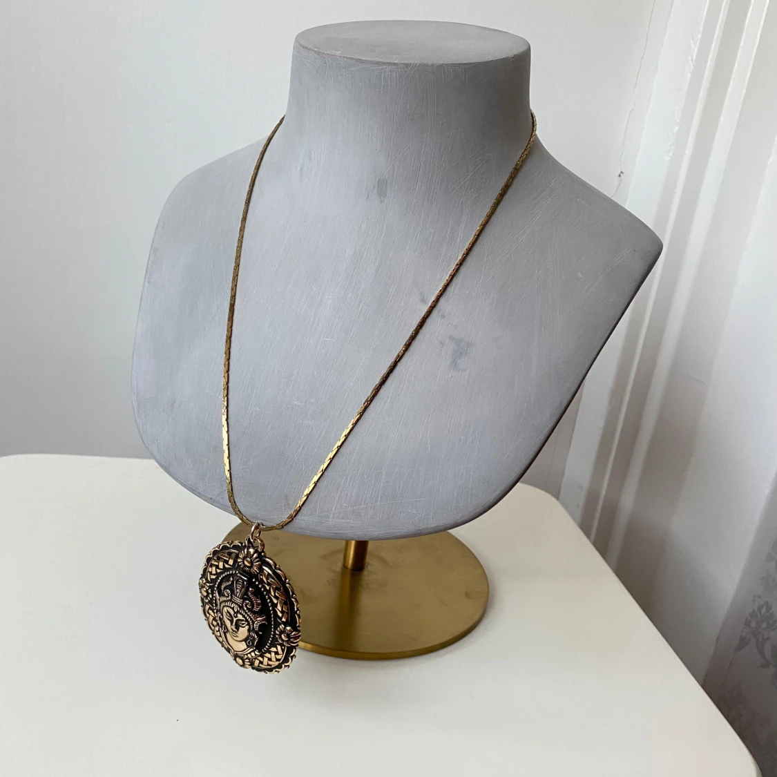  guldhalsband med dekorativt hänge - 90