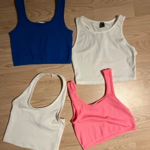 Fyra ribbade linnen i olika färger - Säljer fyra snygga ribbade linnen i olika färger: blå, vit och rosa. Perfekta för sommaren. Croppade tröjor. Den vita uppe till höger är från shein och är ganska genomskinlig. 20kr styck eller alla för 60. Storlek Xs.