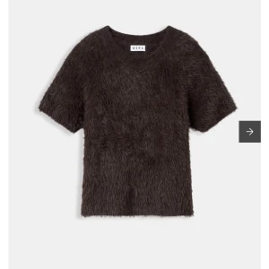 Brun lurvig tröja från Wera - Säljer en brun lurvig tröja från Wera. Den har korta ärmar och är perfekt för att hålla sig varm och stilren. Tröjan har en unik textur som ger en mysig känsla. Helt ny, fick i julklapp men fick fel storlek och har inget kvitto på den❤️