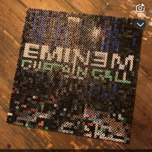 Eminem - g pärlar som en hobby och vet inte vad jag ska göra längre. Finns det något speciellt motiv eller bild du vill att jag ska göra till dig så skriv i dm så löser vi det! Här är en av de jag har gjort. Beror såklart på hur stor du vill ha den med pris och hur detaljerat motivet är då det tar liiitteee längre tid att göra de med mer detaljer. 🩷