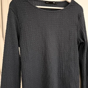 Mörkblå tröja - Säljer en stilren mörkblå tröja från lager157 med lite textur. Oanvänd, 30 kr 💙