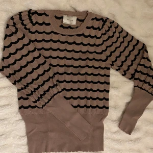 Tröja  - Superfin svart- och brunfärgad tröja från Neo Noir. Den är i mycket bra skick och använt 2-3 gånger. Storlek S med nypris på 750kr🤎🖤