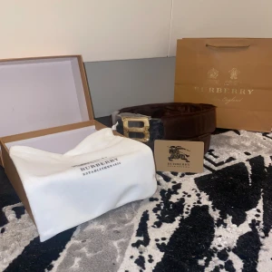 Burberry bälte - Hej säljer en burberry bälte som jag fick i julklapp och inte behöver pga av jag är en likadan bälte helt ny aldrig använd eller testat plus original för packning med följer! Hör av er via intresse eller frågor 