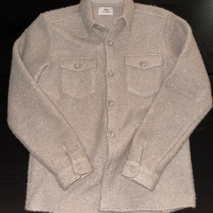 Beige fleeceovershirt från Ciszere - Säljer en beige/ljus overshirt från Ciszere. Som ny, använd 2 ggr, nypris 1200kr. 