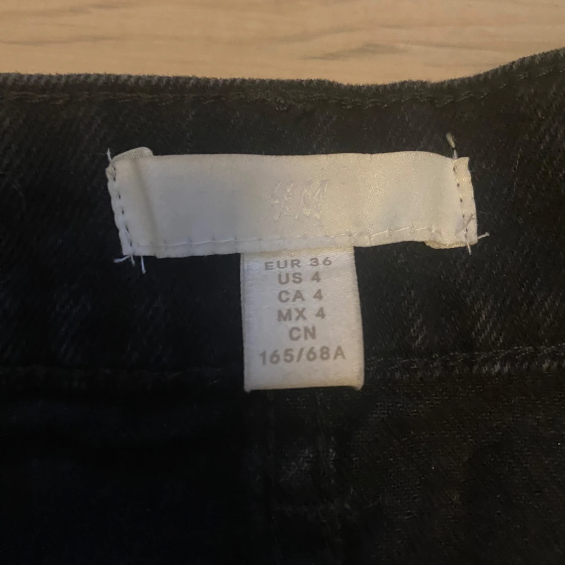 Svarta högmidjade shorts från H&M - 91