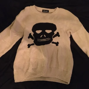 Döskalle Tröja  - beige stickad döskalle tröja. det finns ett litet hål på den men inget märkvärdig och går att laga 👍🏻! ! 