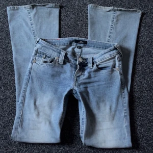 Joey True Religion jeans - (INTRESSEKOLL) säljer dessa rätt använda, väldigt utsvängda och låga True Religion jeans! Ingen defekt utöver slitage längst ner. Funderar på att sälja då jag anser att de är lite för små för mig i midjan. Tvättade några gånger, och tvättas isåfall varsamt igen innan utskick. Hör av dig om du skulle vilja köpa eller om du har frågor!💘