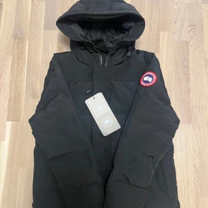 Canada Goose Macmillan - Hej, säljer nu min sprillans nya Canada goose Macmillan jacka. Jackan är i storlek M och är perfekt för vintern. Skriv privat vid minsta lilla fundering!