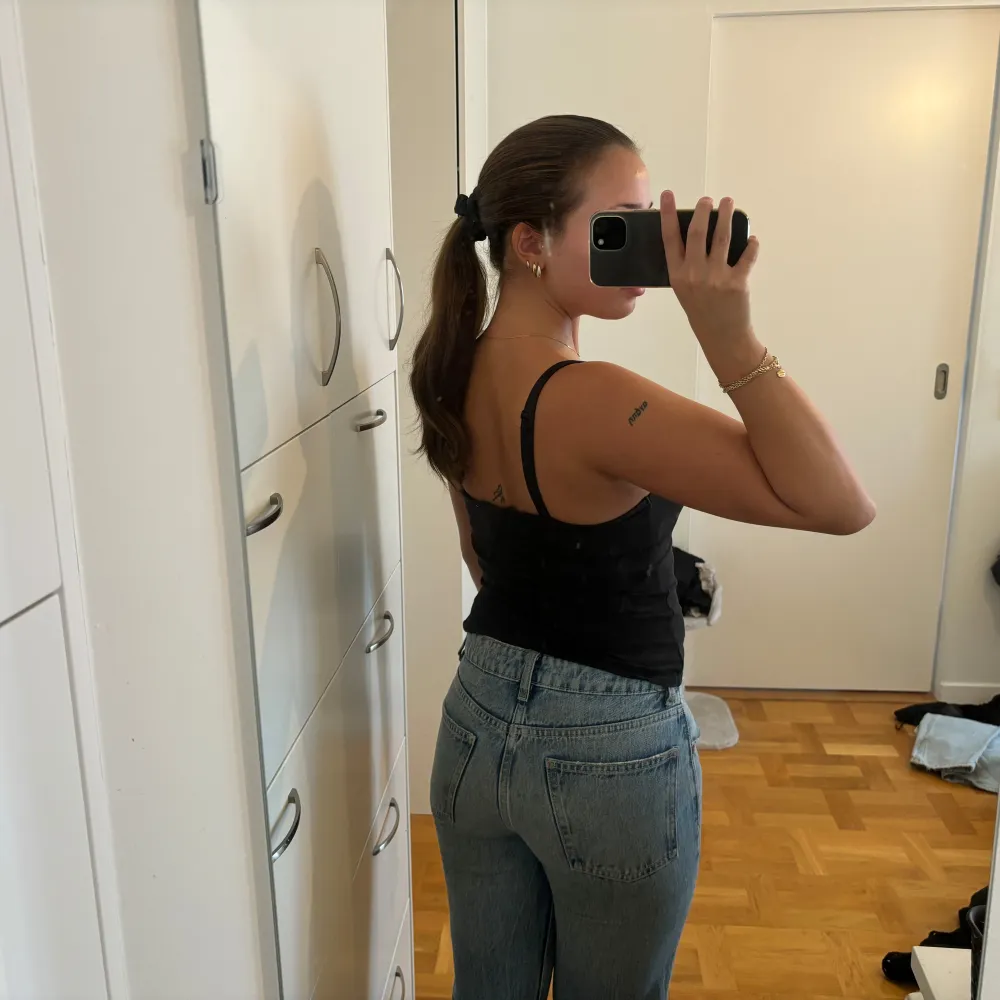 Säljer dessa jeansen från Zara som är mid-rise och rak modell, då de tyvärr blivit för små för mig. Super snygg jeans färg, och knappt använda!. Farkut & Housut.