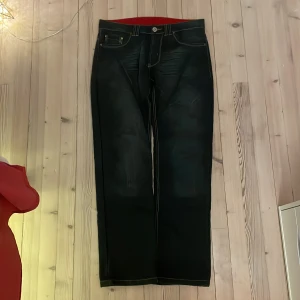 jeans från Bikers - Snygga svarta jeans från Bikers med kontrasterande sömmar och mycket detaljer jäkla nice wash också 🙏🙏🙏