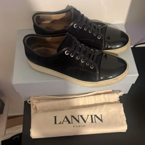 Lanvin skor  - Tja, säljer nu dessa riktigt snygga lanvinsen i bra skick, glansen är jätte fin, nypris 5000 mitt pris 1999! Sjukt bra pris. Skriv om det finns frågor’ 