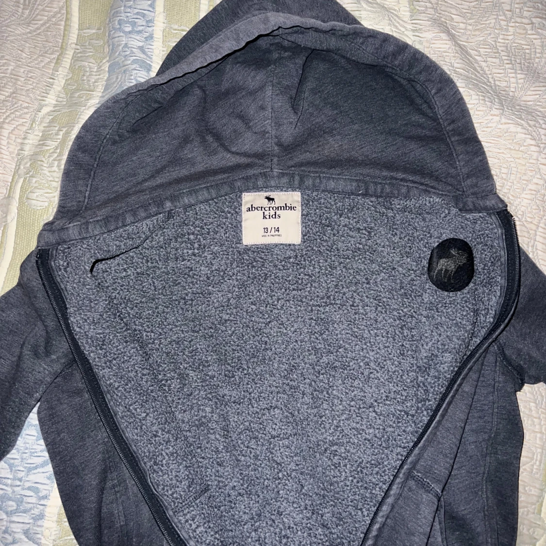 Mörkgrå hoodie från Abercrombie Kids - 91