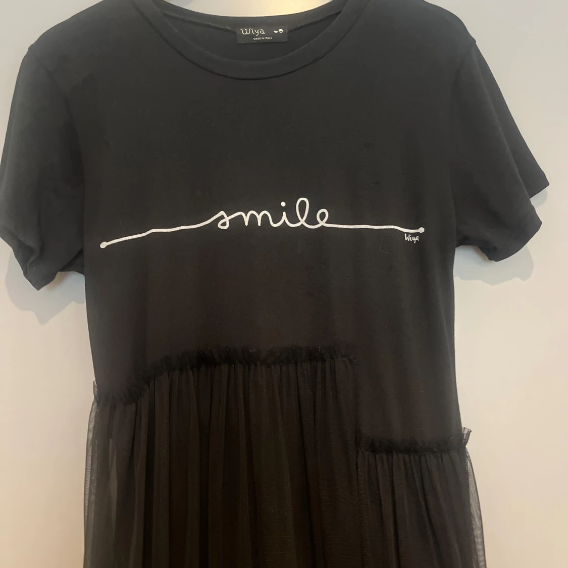 Svart klänning med text från Wiya - 91