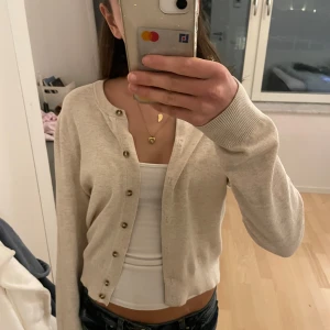 Beige kofta med knappar - Säljer en  beige kofta med knappar framtill. Jätte fin och inga synliga defekter💕💕 