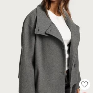 Grå Filt Jacka - Snygg grå kappa med stora knappar och hög krage. Perfekt för kyliga dagar med sin stilrena design och långa ärmar. Knappast använd!❤️slutsåld & nypris ca 600