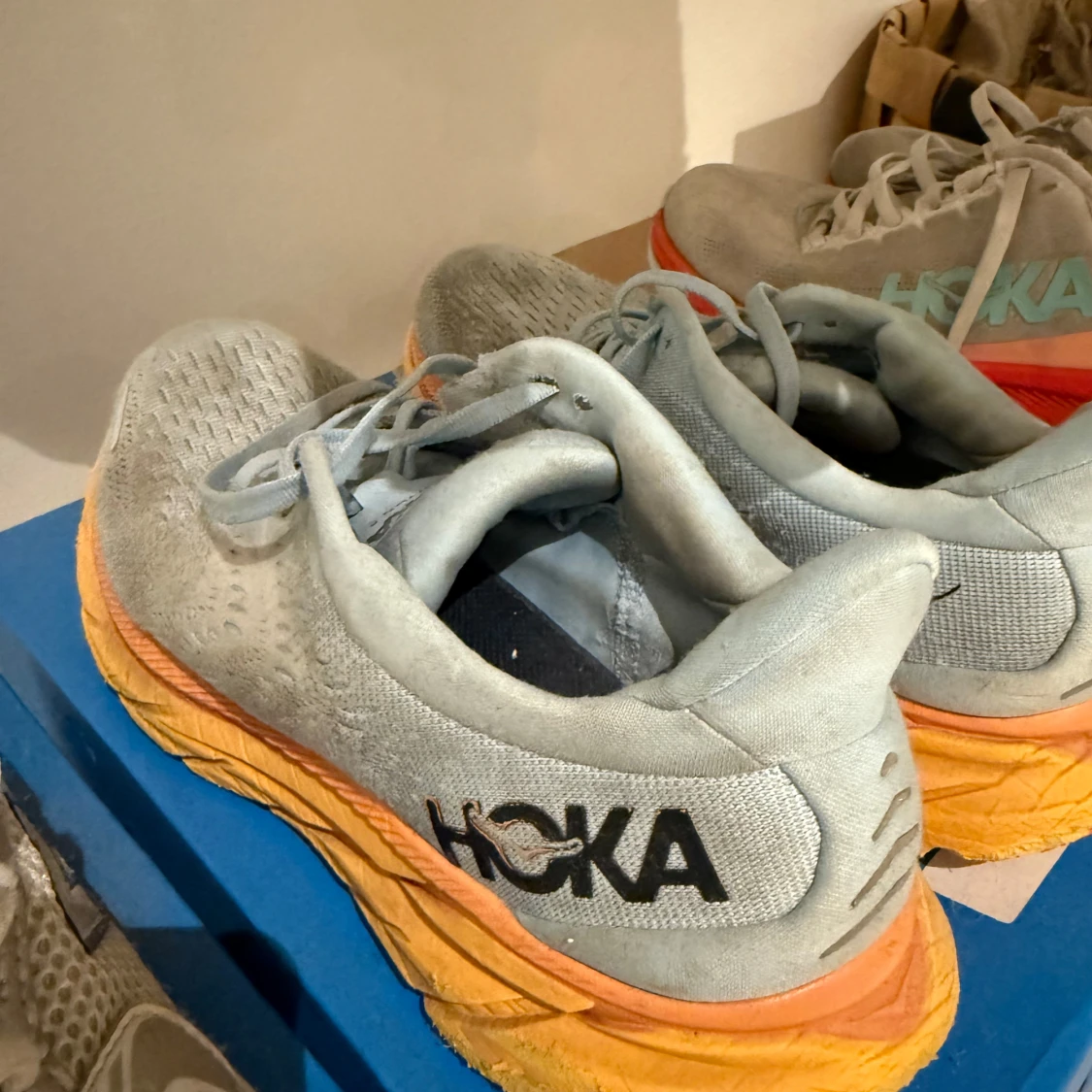 Grå och orange sneakers från Hoka