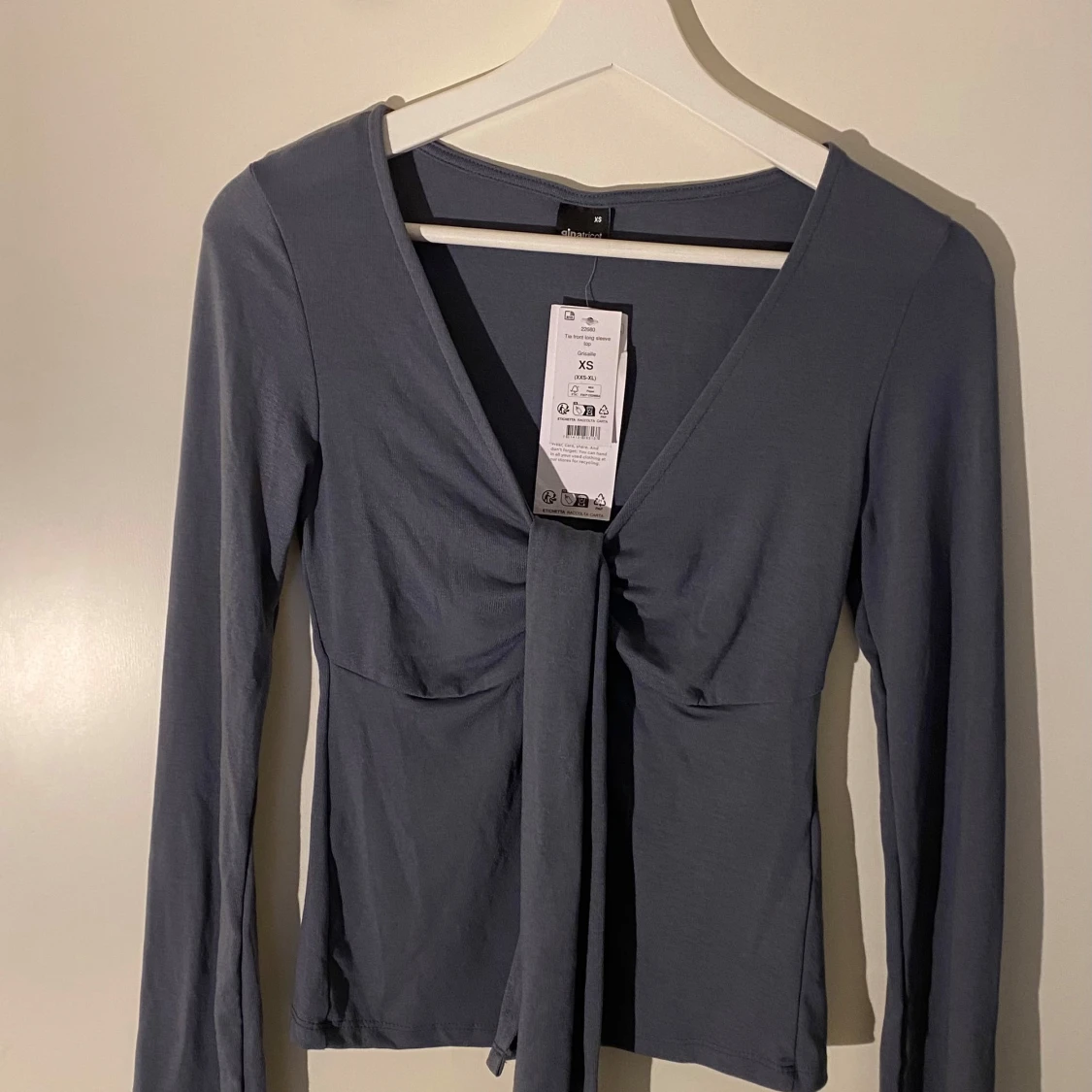 Grå långärmad topp med knyt