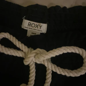 Svarta linneshorts från Roxy - Snygga svarta linneshorts från Roxy, storlek S/M. Low waist, skriv om du har några funderingar💕