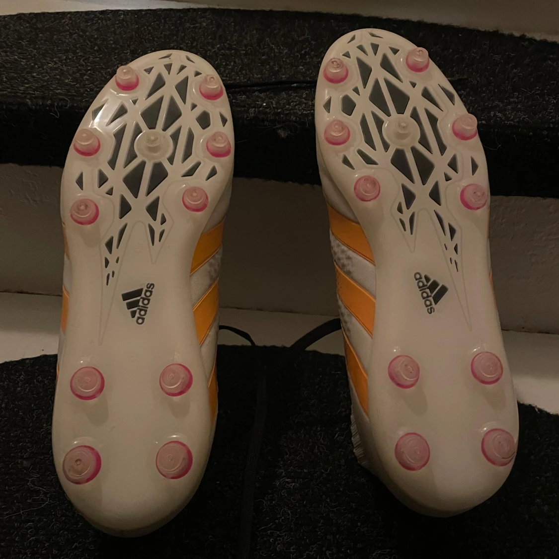 Vita fotbollsskor från Adidas - 91