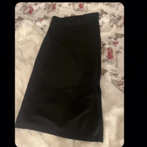 Svart kjol med slits - Snygg svart långkjol med hög midja och slits på sidan. Perfekt för en stilren look. Kjolen är enkel att matcha med olika toppar och accessoarer. Storlek 140 men passar större. Från lager 157! 💕