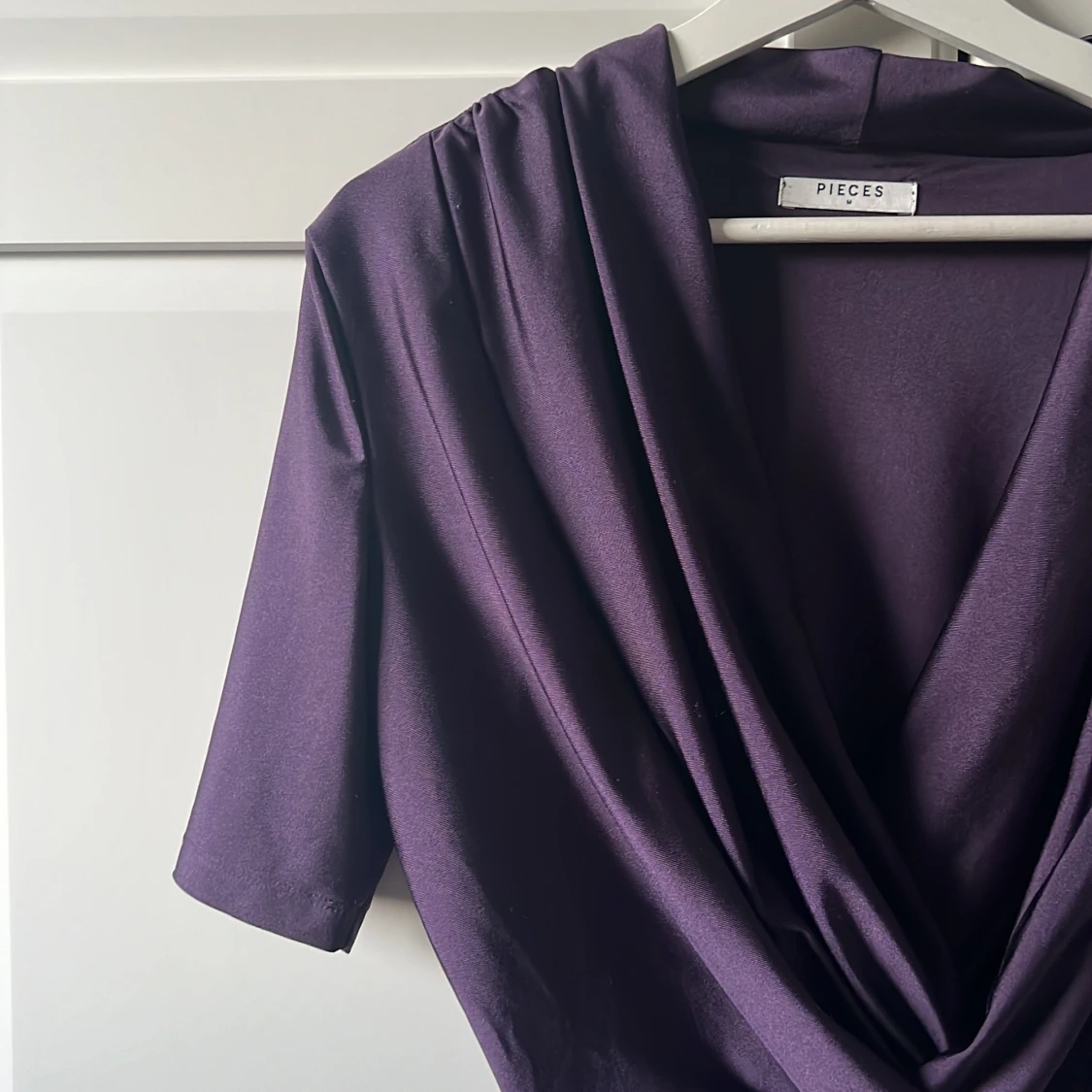 Lila omlottopp från Pieces i storlek M. - 90