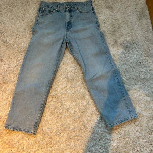 Weekday jeans - Säljer mina Loose fit jeans från weekday, som är lite skavda nertill (se bild). Storlek 30/30. Jeansen är använda sparsamt och i fint skick. Nypris 600