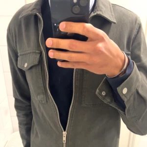 Overshirt - Olivgrön overshirt från River Island i storlek M