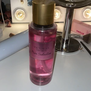 Victora secret body mist - aldrig anvönds typ luktar magiskt gott och väldigt fräsch, har dock för många perfymer/bodymister