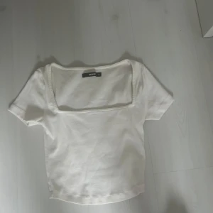 Rosa och vit ribbad topp - Säljer en söt rosa ribbad topp från Boohoo med fyrkantig halsringning och korta ärmar. Perfekt för en avslappnad stil. Passar bra till jeans eller kjol. En för 150kr båda för 200kr💓