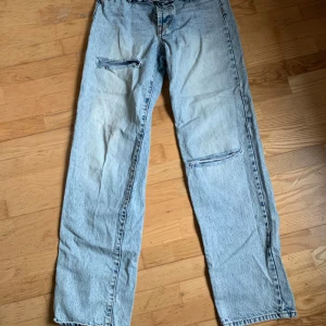 Ljusblå jeans från Revice - Snygga ljusblå jeans från Revice med en cool vintage-look. De har en  baggy passform med raka ben. . Jeansen har slitna detaljer på framsidan och en klassisk femficksdesign. Perfekta för en trendig vardagslook.